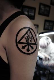 Imagen creativa del tatuaje del triángulo del brazo