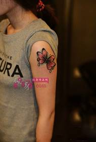 Obraz małego ramienia tatuaż dziewczynki świeżego motyla