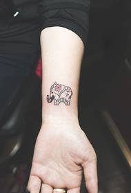 Gambar tato fashion lengan gajah kecil segar
