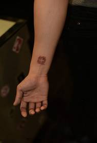 Imagem de tatuagem de selo fresco de braço