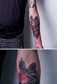 Gyvatės ir rožės rankos tatuiruotės paveikslėlis