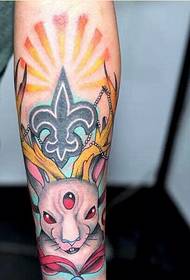 Agraïment de bon model de tatuatge de conill amb braç elegant