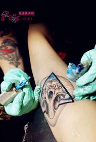 Kreativna slika tetovaže ruku jež