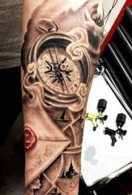 Ļoti skaists rokas kompasa tetovējums