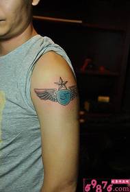 Immagine del tatuaggio del braccio ad ala scudo