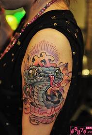 Слика девојке руке доминирајуће кобра тетоважа