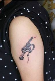 女生手臂黑白好看的的钥匙纹身图案 图片