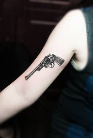 Tatuaje de moda revolver brazo creativo