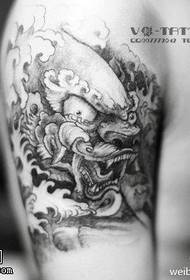 Talagsaon nga dominoering pattern sa tattoo sa dragon