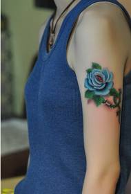 Rameno krásy vytvára pekný obrázok ružového tetovacieho vzoru