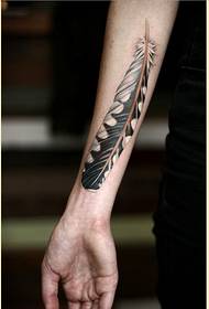 Stylish beautiful arm personality feather tattoo pattern to enjoy pictures