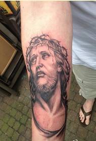 Stylowa osobowość ramię czarny szary obraz tatuażu Jezusa