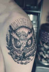 Isithombe se-Creative owl key arm tattoo