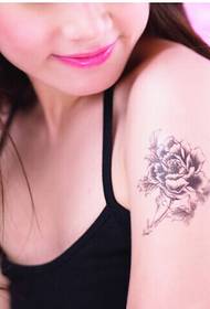 Skönhet ansikte med sexig arm tatuering mönster bild för persika blomma