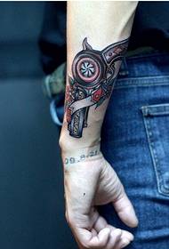 Модна шарена слика с узорком тетоваже пиштоља на руци