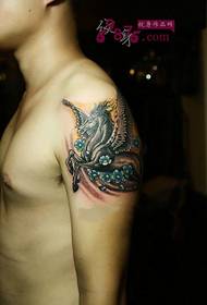 Cilvēka rokas lidojoša zirga tetovējuma attēls