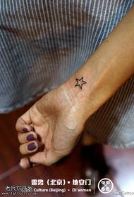Patrón de tatuaje de estrella simple y generoso