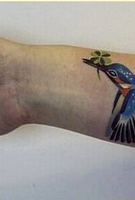 Mestoya jinê ya nermîner a modela tattooê ya hummingbird a xweşik wêne