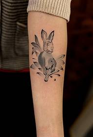 Uma imagem de padrão de tatuagem de coelho de braço