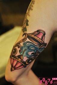 Lámpara de aceite retro imagen de tatuaje de brazo europeo y americano