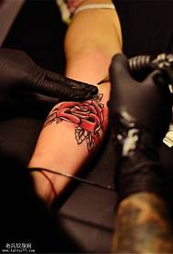 Arm kleur rose tattoo