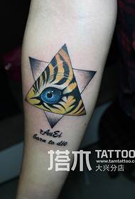 Rankos tigro akių tigro modelio šešiabriaunė žvaigždės tatuiruotė