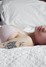 Europske i američke seksi lijepe žene naoružaju slike uzorka tetovaža