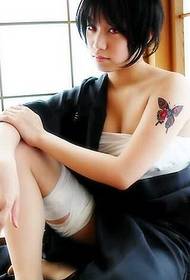 Skaista sieviete skaista un skaista tauriņa tetovējuma attēla attēls