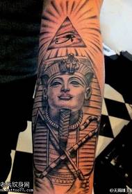 Zadná strana tetovania z osobnej ruky Kleopatra
