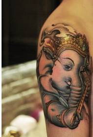 Модна мъжка ръка с малко сладка картина за татуировка на слон