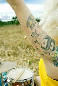 Európai és amerikai lányok színes portré alternatív kar tetoválás