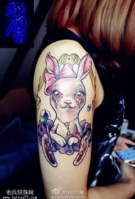 Model de tatuaj de iepure de desene animate personalitate de culoare braț