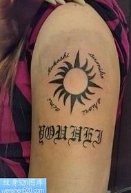 Saules totēma teksta tetovējuma raksts