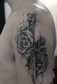 Старадаўні меч з ружовай чорна-белай татуіроўкай на руцэ