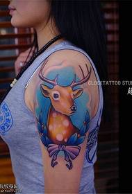 Modeli i tatuazhit të antilopës me ngjyra të mëdha krahu  25048 @ Jessica Jane Lingerie e Zezë duke tunduar një figurë të butë për të kryer një tatuazh të bukur