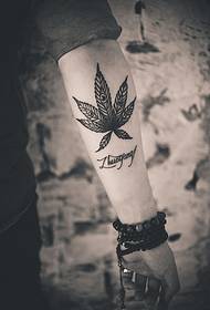 Malikhaing itim at puting maple leaf arm tattoo