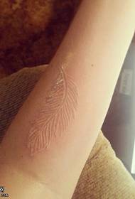Vrouwelijke arm witte veer tattoo patroon