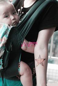 عکس تاتو آواتار ستاره بازوی مادر داغ