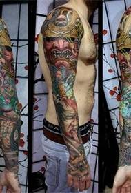 Grčki umjetnik za tetoviranje KOSTAG dio cvjetne ruke djeluje