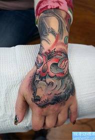 Padrão de tatuagem cabeça de mão feminina lobo