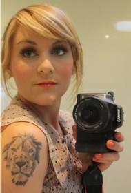 Beauty selfie lion tattoo picture