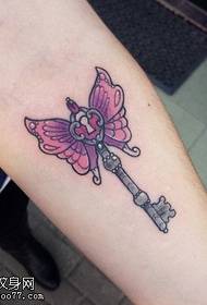 女性の腕の色の蝶のキーのタトゥー画像