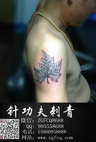 Malaking-armadong tattoo na dahon ng maple