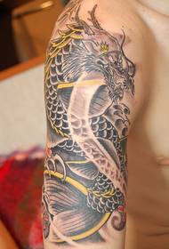 un tatuaje de dragón de brazo dominante