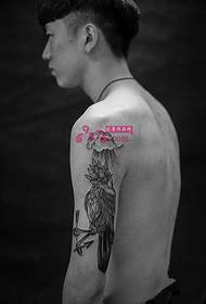 Chlapčenské rameno čiernej a bielej osobnosti tetovania