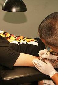 Tattoo artyst arm tattoo patroan meitsjen proses