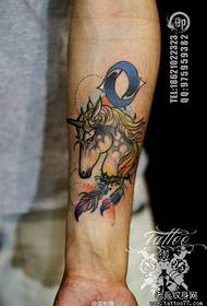 Цвят на ръката цветна еднорог татуировка
