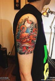 Татуировка цвета осьминога на руке