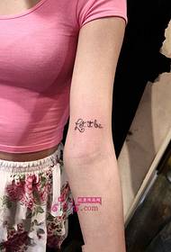 Pequeña imagen fresca del tatuaje del brazo del alfabeto inglés
