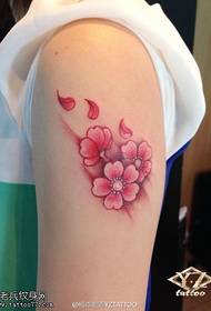 Imagem de tatuagem de flor de cerejeira cor de braço